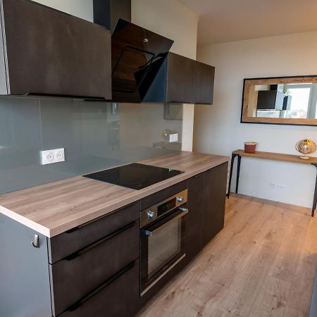 T2 De Standing Climatise Avec Parking Prive, Tram T2 T5, Hopitaux Est Apartment Bron Exterior photo